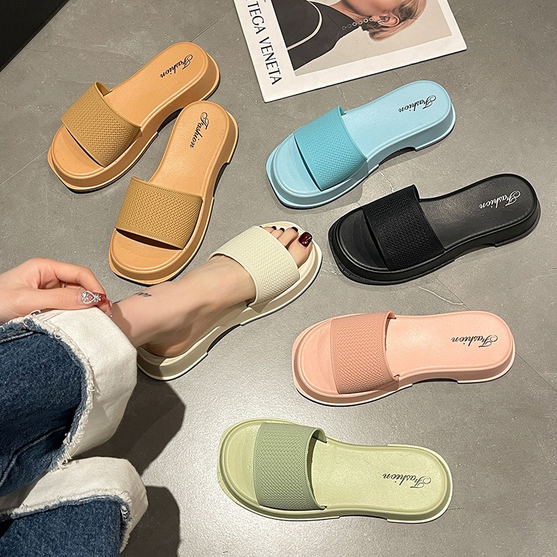 2024 新しい夏のスライドスリッパ女性のファッションサンダル厚底ウェッジヒールビーチスリッパ