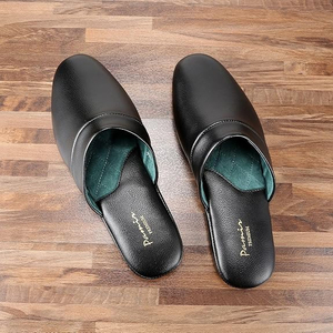 メモリフォームインソールと革のアウトソールを備えたメンズの本物の革の擦り傷スリッパ