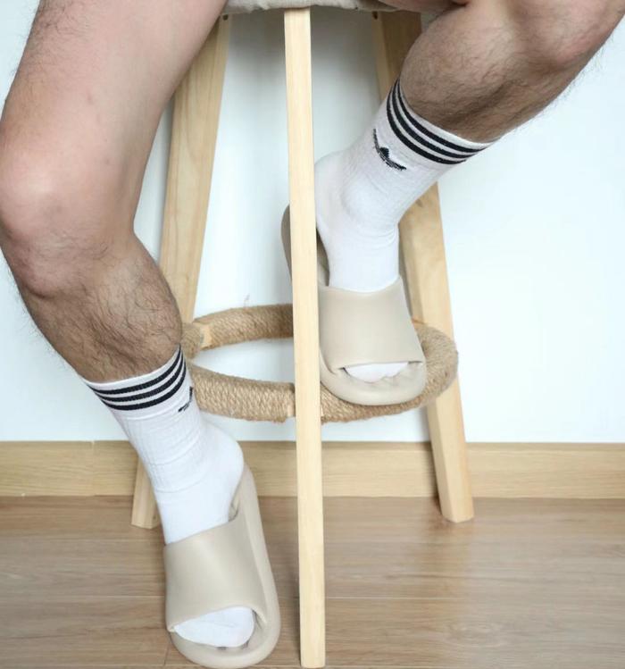 夏の家にはそのようなスリッパがあり、快適な足は柔らかく快適で、新しい靴は足を履きません...