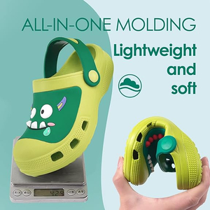 幼児の小さな子供は男の子の女の子恐竜の詰まりを詰まらせる