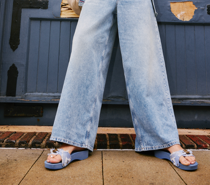 Dr. Scholl の靴が Free People とのコラボレーションで 100 周年記念式典を開始